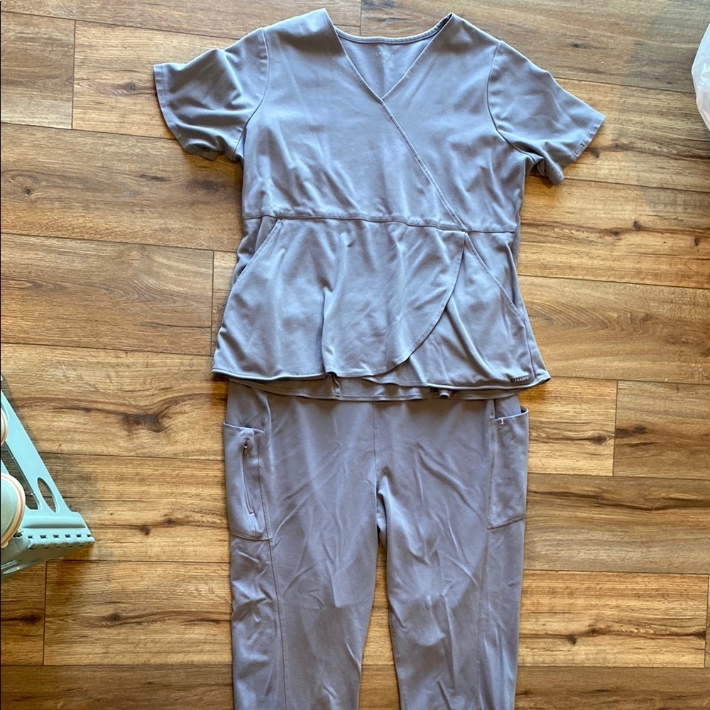 Jaanuu scrub set